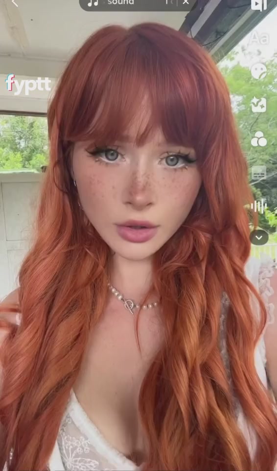 如果这个性感的红发女郎把她的TikTok阴部放在你的脸上，你会怎么做？
