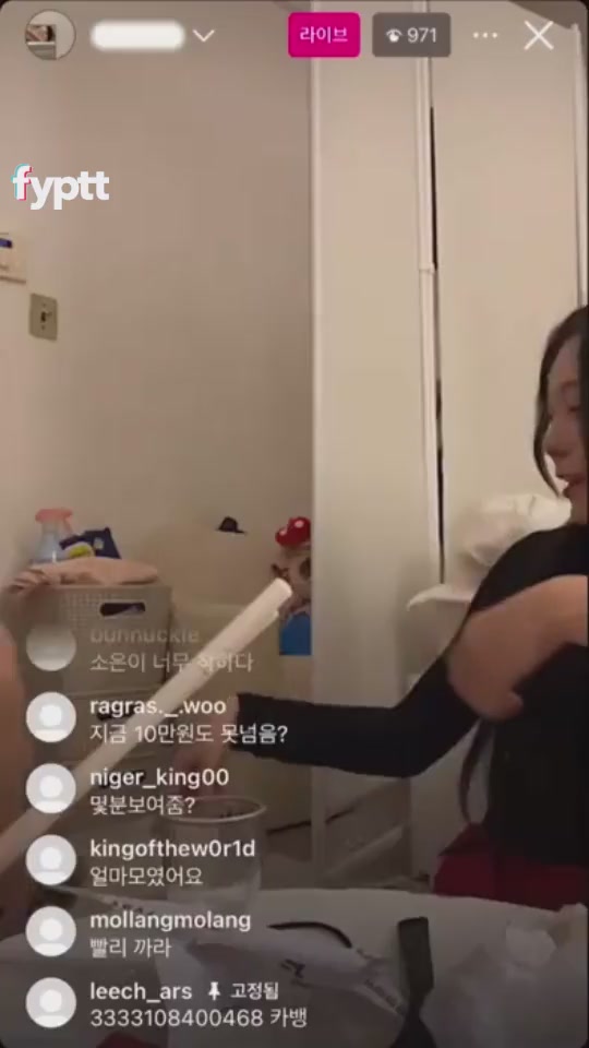 韩国女孩在 Instagram 上用小乳房、紧阴道和屁股挑逗你