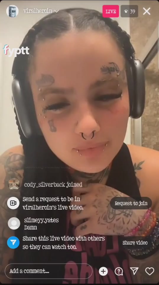哥特女孩在 Instagram 色情图片中展示自己的巨型天然巨乳
