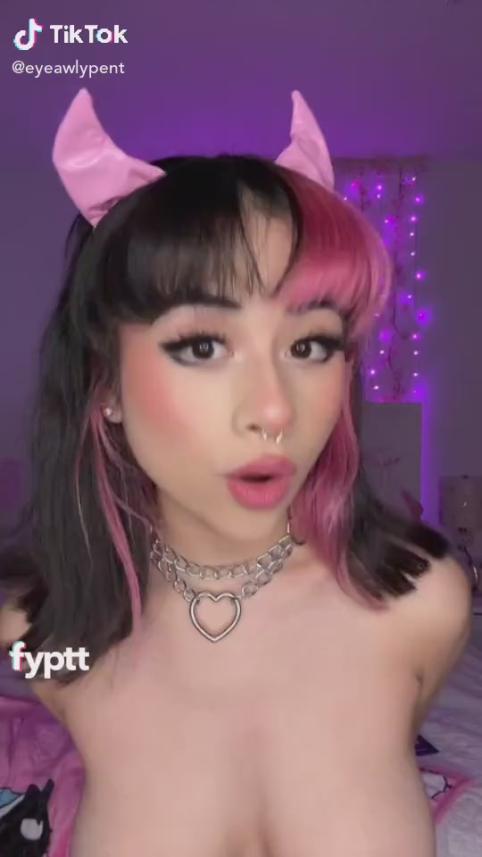   Goth TikTok gái mại dâm ở đó tham gia xu hướng Trung Quốc này với bộ ngực trần
