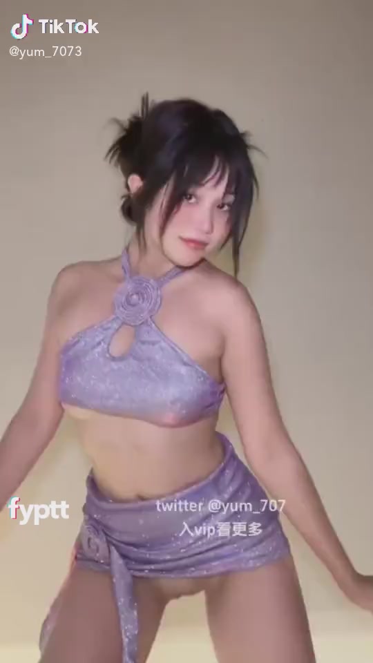 TikTok: 섹시한 댄스 복장을 한 귀여운 아시아 소녀가 가슴은 숨기고 질은 노출한 채로 있다
