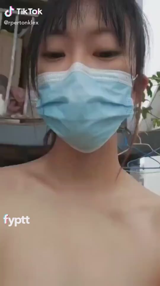   फेस मास्क के साथ एशियाई लड़की अपने बड़े स्तन बाहर हिलाती है और टिकटॉक पर नग्न हो जाती है
